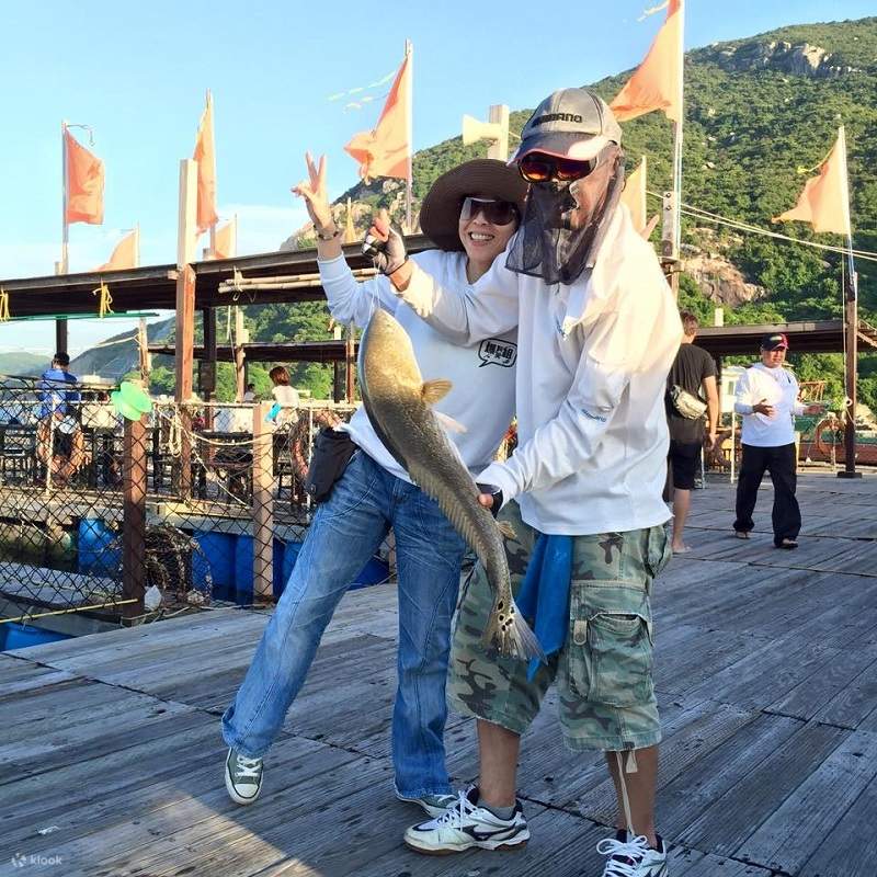 Exciting hookless fishing game